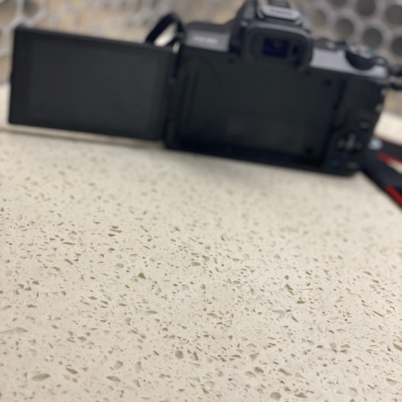 Canon Camera EOS M50 15-45mm - Picture 2 of 4